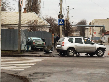 В Кременчуге «Таврия», не уступив дорогу, оказалась в заборе В Кременчуге «Таврия», не уступив дорогу, оказалась в заборе