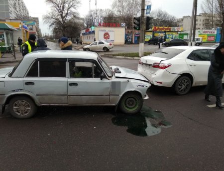 В Кременчуге на Керченской ВАЗ «догнал» Toyota