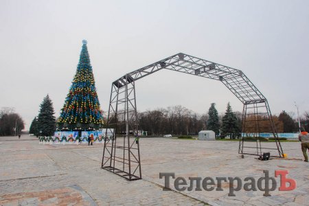 На главной площади Кременчуга начала «расти» арка
