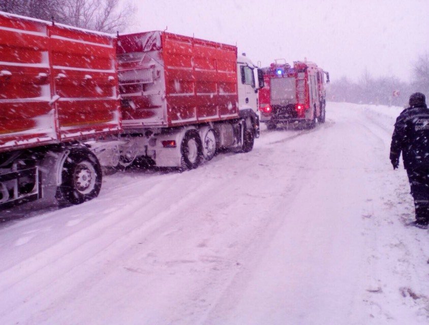 Снежок не радует на дорогу падает. Фура буксует. Фура буксует в снегу. Фура буксует зимой. Машины грузовые буксуют в снегу ман.