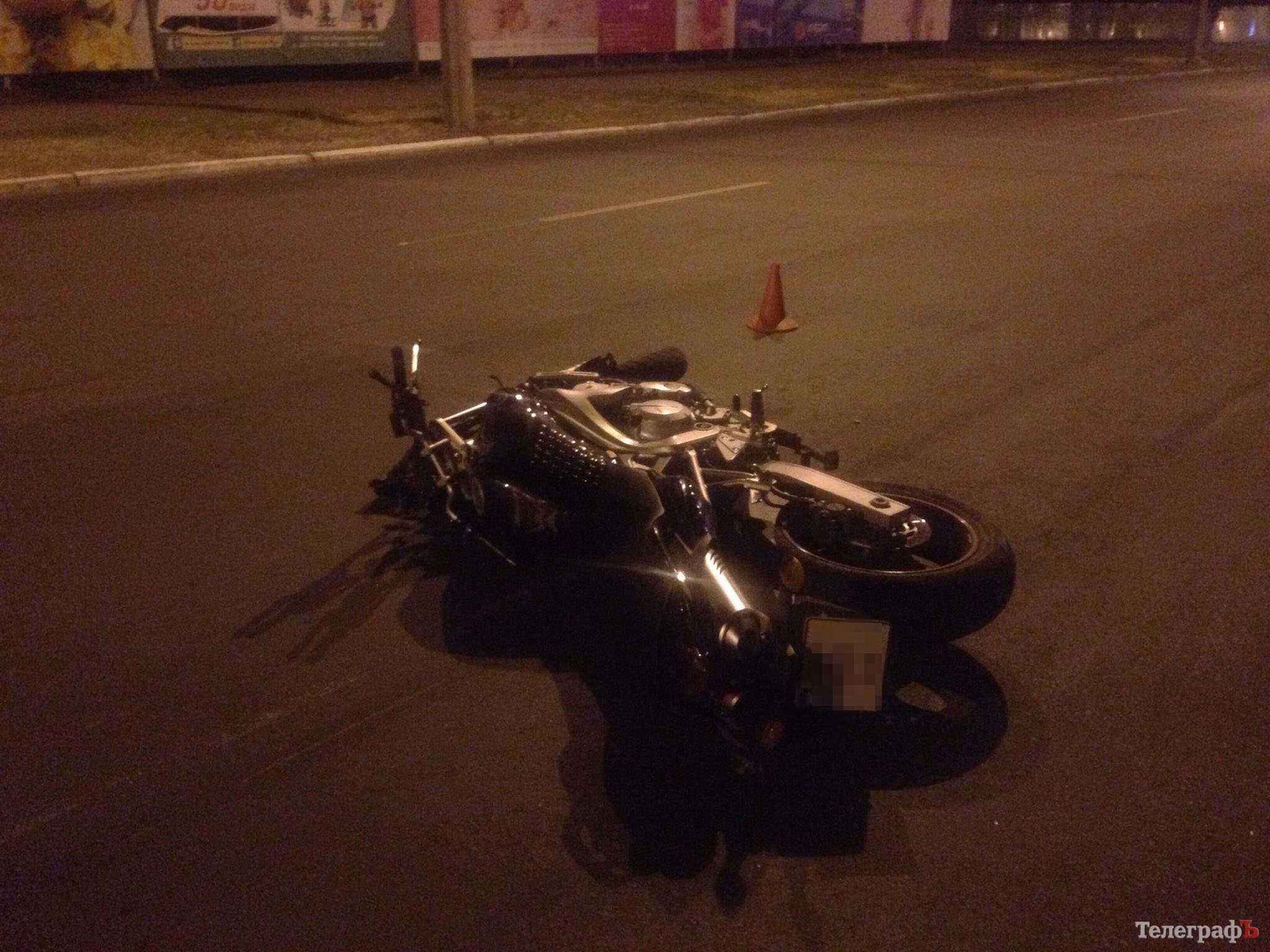 В сочи разбился мотоциклист. Разбитый мотоцикл ночью. Разбитый черный мотоцикл.