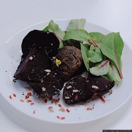 БУРЯК — запечений буряк та молоде листя буряка