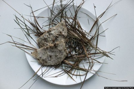 ТРАВ’ЯНИКИ — випечений хлібець з натертої трави, замішаний на гарячій воді з додаванням насіння льону