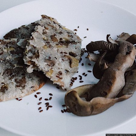 ПАЛЯНИЧКИ — випечені подрібнені картопляні відходи з залишками зернят, замішані на гарячій воді