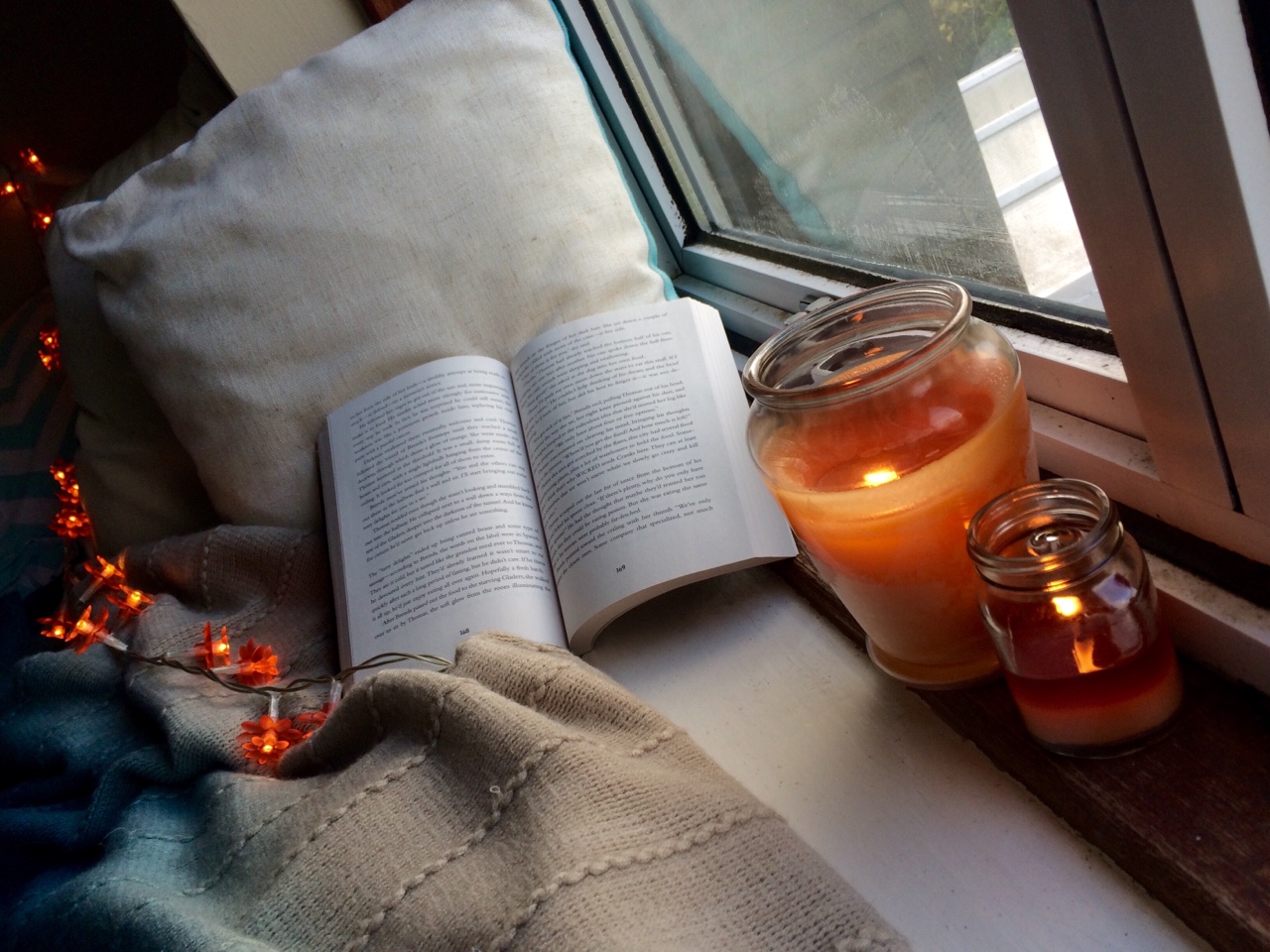 Прочитать зимний вечер. Уютного вечера. Уютные свечи. Вечер с книгой. Уютное чтение.