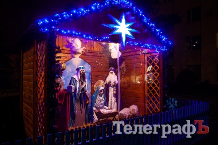  У Кременчуці можна помилуватися різдвяними вертепами, які представляють народження Христа - ось цей-біля ялинки«Кредмашу»