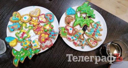 У родинному колі можна спекти та розфарбувати пряники, глазур продається у магазинах. Приємно дарувати такі солодощі близьким