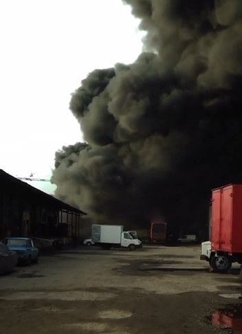 У Полтаві горить металобаза