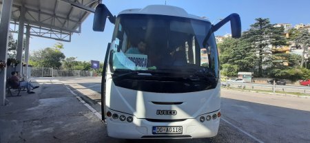 Оказалось, что в Черногории на автовокзалах брать билеты менее выгодно, чем ловить автобус в пути. А все из-за станционного сбора, добавляющего к цене билета около евро.