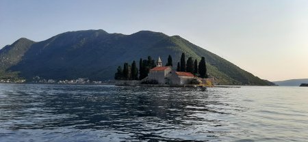 Городок с милозвучным названием Пераст  —   это сказка. Самый красивый на побережье. Возле него два островка. На одном — бенедиктинское аббатство, первые упоминания о котором датированы 1166 годом.