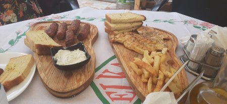 Под фото: Албанские рестораны: дешевле только даром. Представим себе кафе у самого синего моря где-нибудь в Одессе. Закажем суп, целую куриную грудку с грибами и рисом, пиво и капучино. Сколько в итоге заплатим? Правильно, оставим половину среднестатистической зарплаты. Но в Албании такой ресторанчик на набережной Саранды обошелся всего в 150 грн. Отправимся на соседний известный курорт и отведаем в кафе жареных колбасок, курицу с картошкой фри, салат с местным сыром, гренки, возьмем пива. Этот праздник жизни тоже 150 грн, включая чаевые.