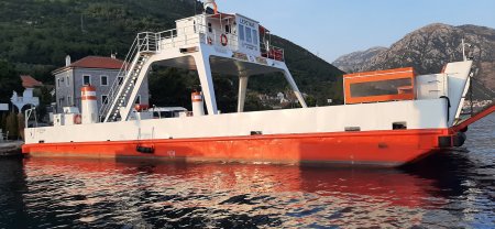 Под фото: Паромчик, который катает бесплатно. Но только пешеходов. Благодаря ему в Боко-Которской бухте можно сэкономить часа два времени на дорогу. Катайся хоть целый день: бесплатная экскурсия по заливу.