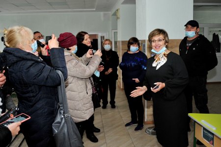 Директорка навчально-виховного комплексу Верхньоторецьку Олена Черкашина вітає журналістів