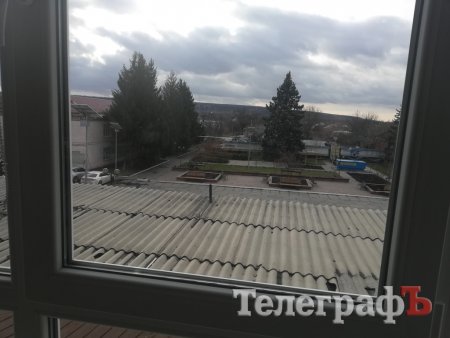 З вікон читальної зали бібліотеки у Станиці Луганській видні позиції російських окупаційних військ