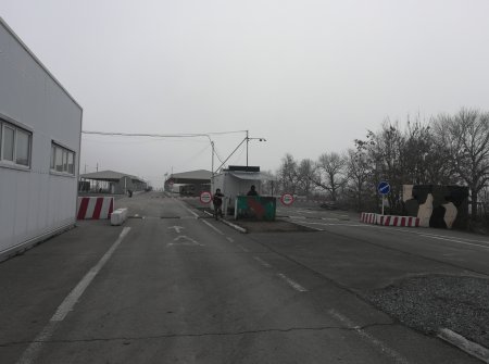 КПВВ «Новотроїцьке» - далі закрита для сторонніх осіб зона пропуску