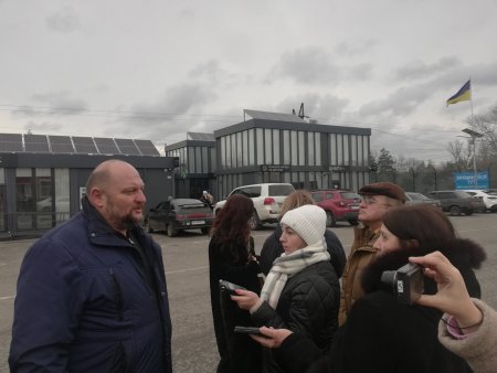 Сервісна зона КПВВ «Щастя» наразі обслуговуває лише місцевих жителів - рух через пункт пропуску заблокований бойовиками