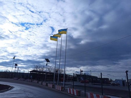 Станиця Луганська - це Україна. Площа біля КПВВ