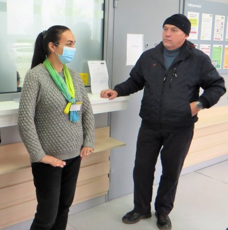 Наразі на КПВВ «Новотроїцьке» тепло, а рік тому цих приміщень не було