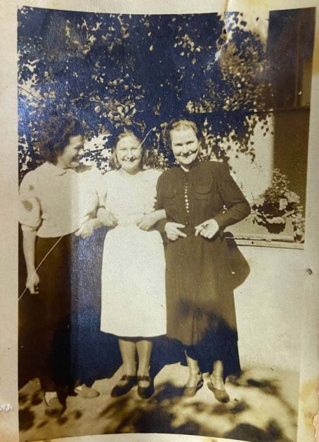 На фото українка Оксана Сліпко, господарка та її сестра