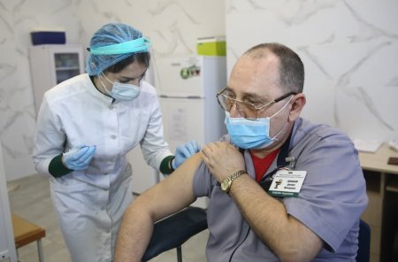 Першим вакцинували лікаря - Дмитра Лежньова