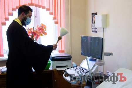 Освятив нове обладнання отець Михайло Гориславець