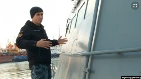 Командир МБАК «Бердянськ» Богдан Головаш показує місце влучання снаряду