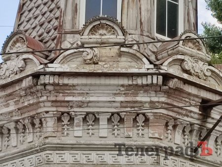 Із будівлі валиться цегла