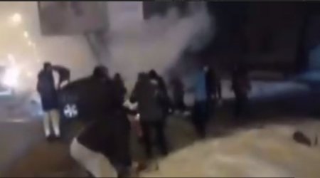 До приїзду ДСНСників машину намагалися загасити снігом.