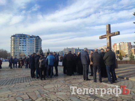 На фото Микола Корецький та Володимир Макогон поруч з міським головою Кременчука Віталієм Малецьким