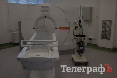 Сучасний томограф. Зараз він не працює, бо вийшла з ладу одна з деталей. Нова деталь зараз «стоїть» на кордоні, нею замінять стару