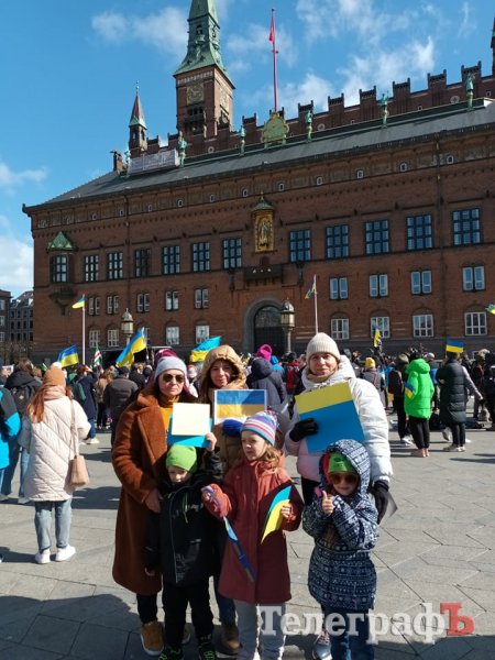 Ліворуч дружина Андрія Рубана з дітьми