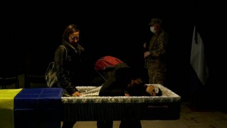 Доньки, дружина та матір схилилися над домовиною Ігоря, яке було огорнуте у жовто-блакитний стяг