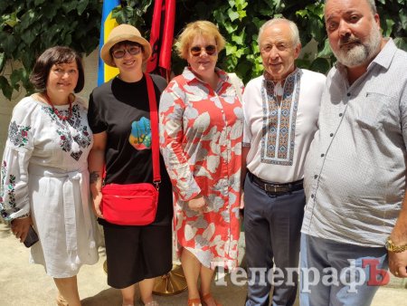 Посол України в Албанії Володимир Шкуров з дружиною Тетяною, Почесний консул України в Албанії Бледі Байрактарі, кременчужанка Ірина та автор цього матеріалу