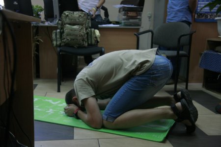 У такому положенні ви врятуєте немовля, навіть якщо втратите свідомість