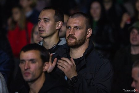 Олександр Борзенко та Іван Леньо на концерті були в однакових футболках "Хижаках"