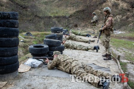 На вогневому рубежі ветерани - стрільба з М14 з положення лежачі