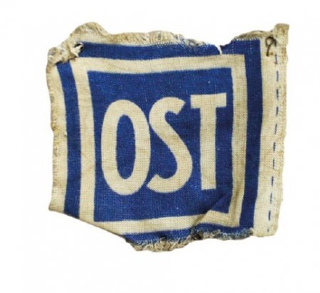 Остарбайтери були зобов'язані носити нашивку темно-блакитного й білого кольорів з написом «OST» (нім. «Схід»), яка повідомляла німцям, що ці люди — робітники зі Сходу, та понижувала їх у правах