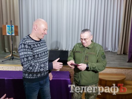 Іван Петренко (на фото справа) вручає нагороду Василю Гудзю (на фото зліва)