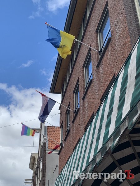 Фото було зроблене у Нідерландах: три прапори - Україна, Нідерланди й «райдуга»