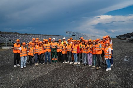 Студенти відвідують сонячну електростанцію Ferrexpo