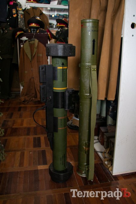 На фото зліва направо: переносний протитанковий ракетний комплекс з Великобританії та «Корсар»