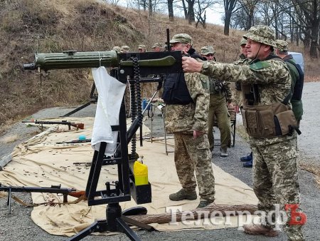 Доброволець ДФТГ, підполковник у запасі ДСНС, заступник генерального директора КП «Благоустрій Кременчука» Юрій Мокієнко веде вогонь з кулемета Максим