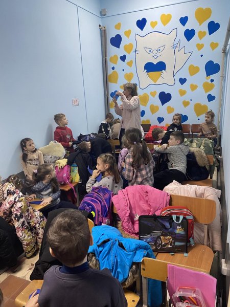 Так проходить заняття для 1 класу в укритті