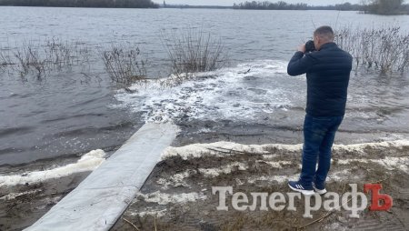 Майже 5 тонн малька випустили у Дніпро. Зариблювати річку приїздив голова Полтавської ОВА Філіп Пронін