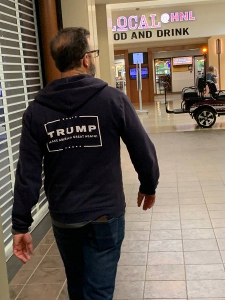 Інколи просто вулиці зустрінеш когось у футболці з написом Трамп. У демократичних штатах частіше на будинках та автівках з’являються фото чи ім’я Байдена.