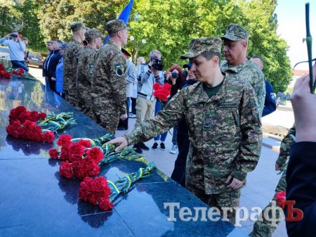 У День пам’яті та перемоги над нацизмом кременчужани поклали квіти до меморіалу «Вічно живим»