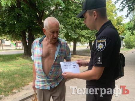 Перевірка документів на вулиці міста під час патрулювання