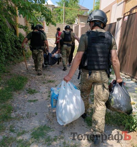 Поліцейські допомагають евакуюватися мирному населенню у прифронтовій зоні