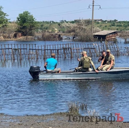 Поліцейські допомагають евакуюватися постраждалим внаслідок прориву Каховської ГЕС