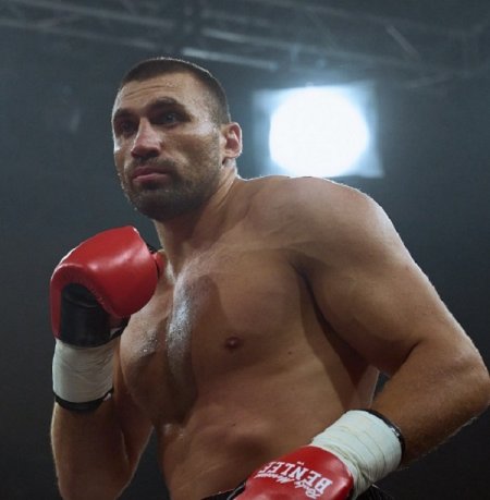 Боксер з Кременчука Віктор Вихрист змусив суперника викинути білий рушник після першого раунду